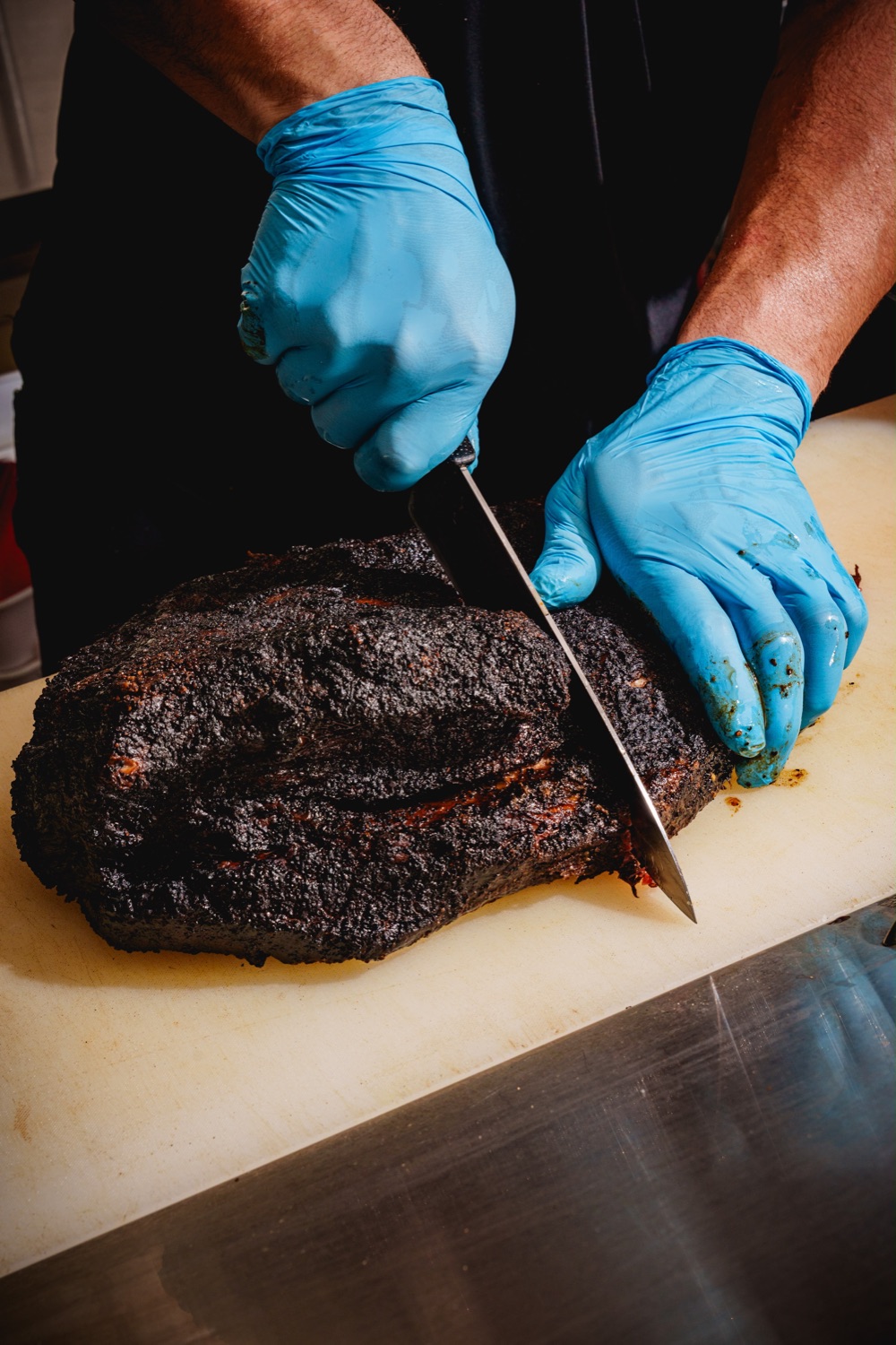 Brisket siendo cortado a mano